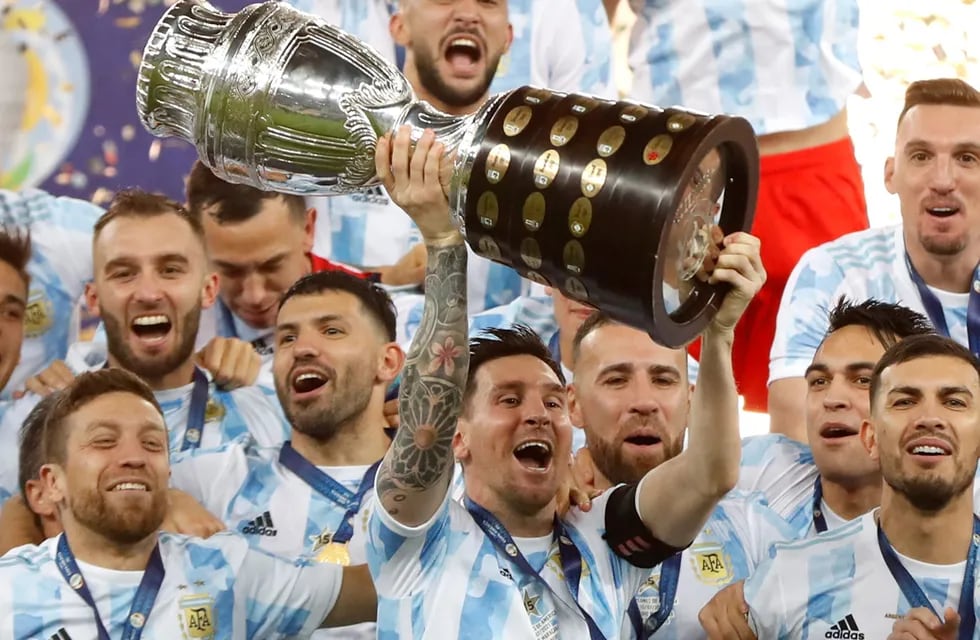 Lionel Messi levanta la Copa América ganada por la selección argentina en Brasil, en 2021.