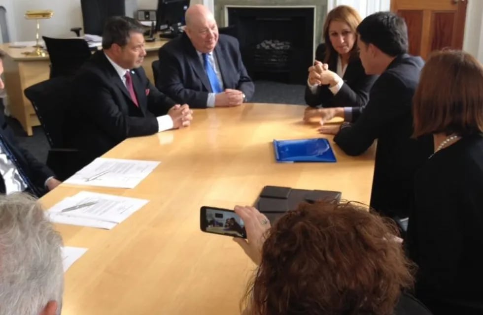 Firma de un convenio de cooperación sobre derechos humanos entre el alcalde de Liverpool, Joe Anderson, y la intendenta de Rosario, Mónica Fein.