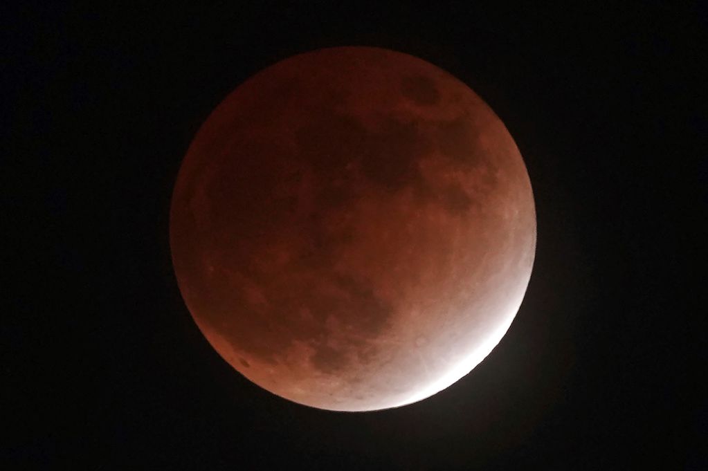 La luna, cubriéndose parcialmente al inicio de un eclipse. Foto AP.