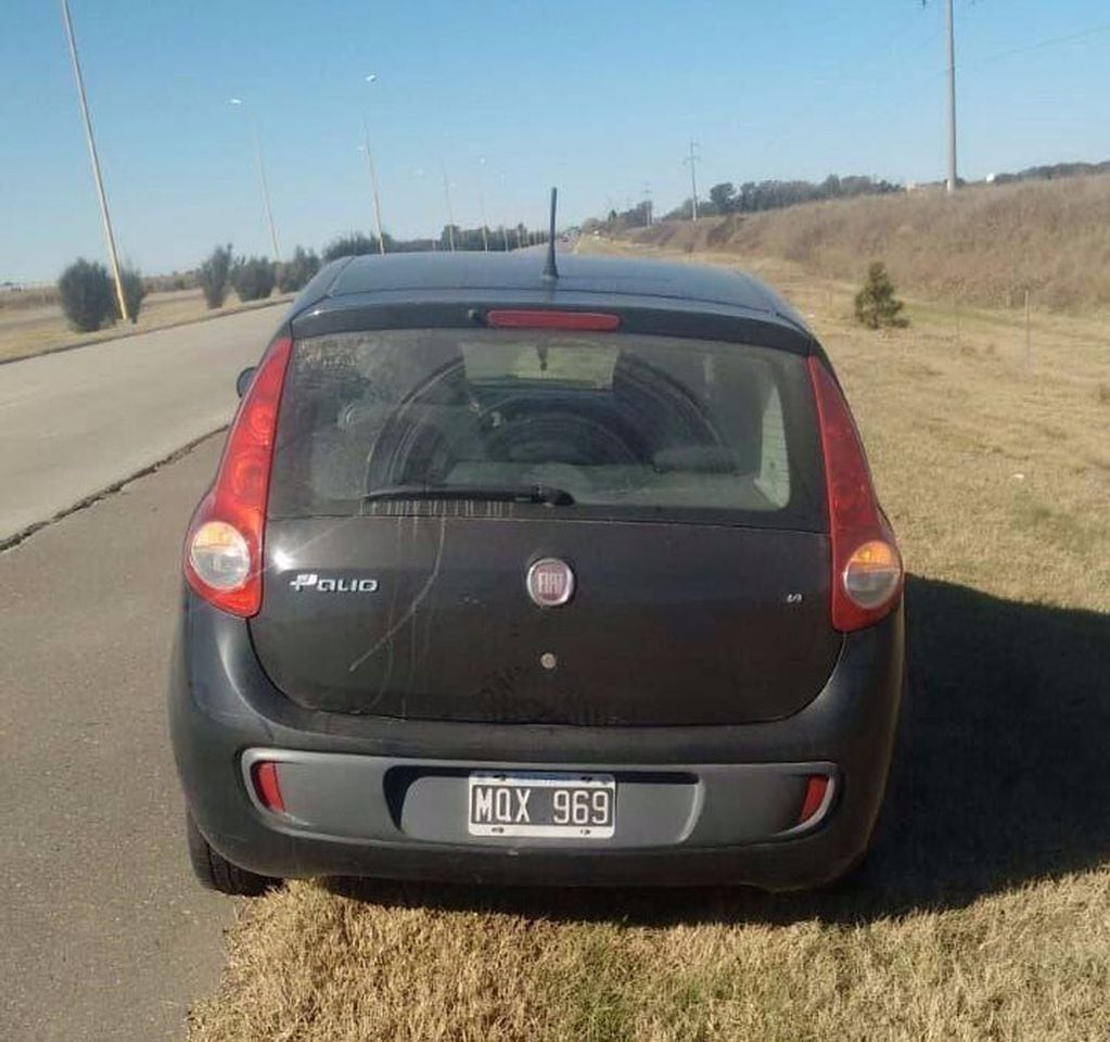 Abandonó su automóvil Fiat Palio al costado de la Autopista.