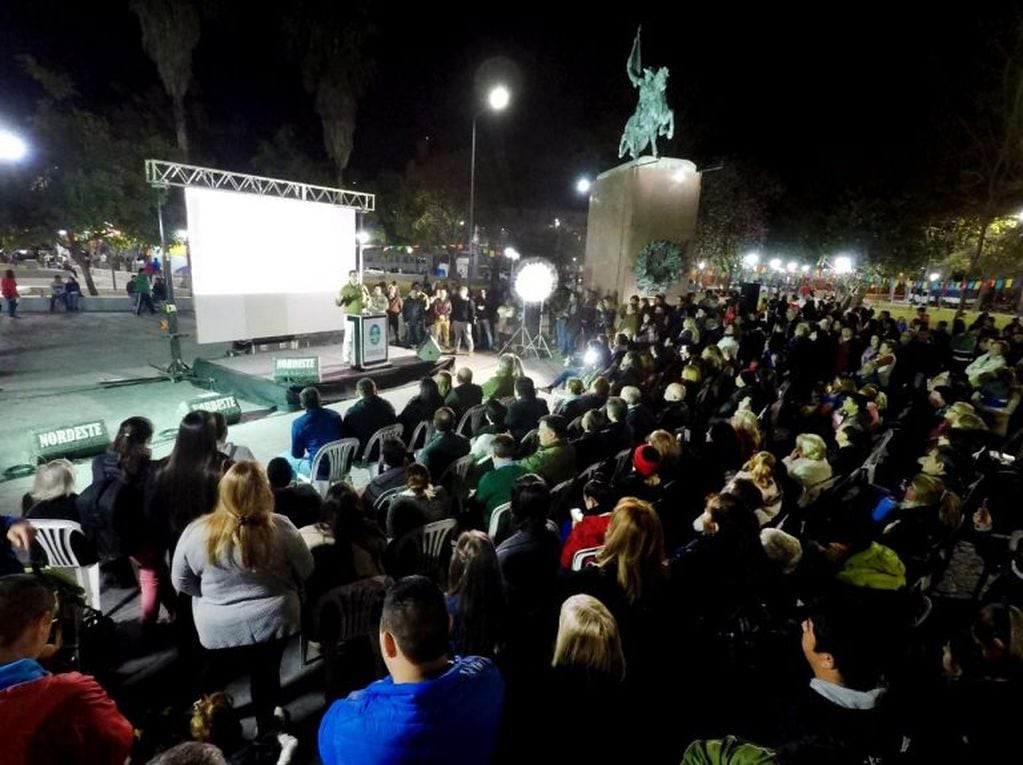 Más de 10.000 vecinos acompañaron la inauguración de la plaza Belgrano. (Web).