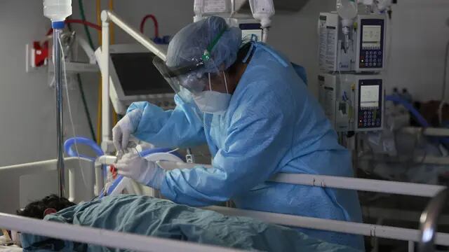 Médicos en México atienden pacientes con Covid-19