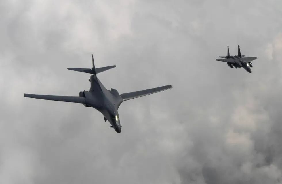 - (Korea, Republic Of), 30/07/2017.- A handout photo made available by the South Korean Air Force shows a US B1-B bomber (L) escorted by a South Korean F-15K fighter (R) as they fly over South Korea, during a 10-hour mission from Andersen Air Force Base, Guam, into Japanese airspace and over the Korean Peninsula, 30 July 2017. The B-1s first made contact with Japan Air Self-Defense Force F-2 fighter jets in Japanese airspace, then proceeded over the Korean Peninsula and were joined by South Korean F-15 fighter jets. The mission is a direct response to North Korea's escalatory launch of intercontinental ballistic missiles. (Corea del Sur, Japón, Estados Unidos) EFE/EPA/SOUTH KOREAN AIR FORCE HANDOUT SOUTH KOREA OUT HANDOUT EDITORIAL USE ONLY/NO SALES
