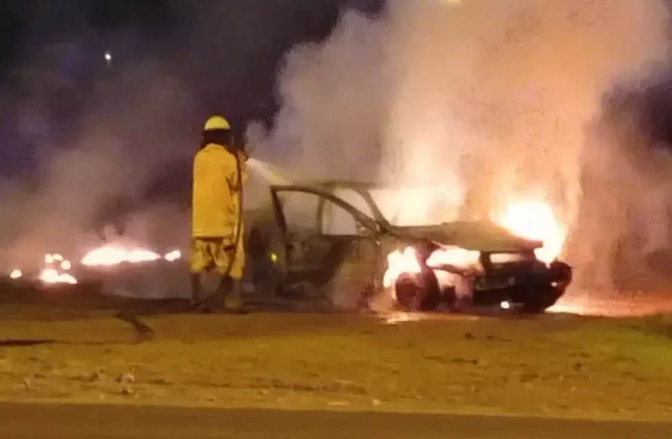 Puerto Esperanza: un auto se incendió tras cargar combustible, afortunadamente no hay heridos.