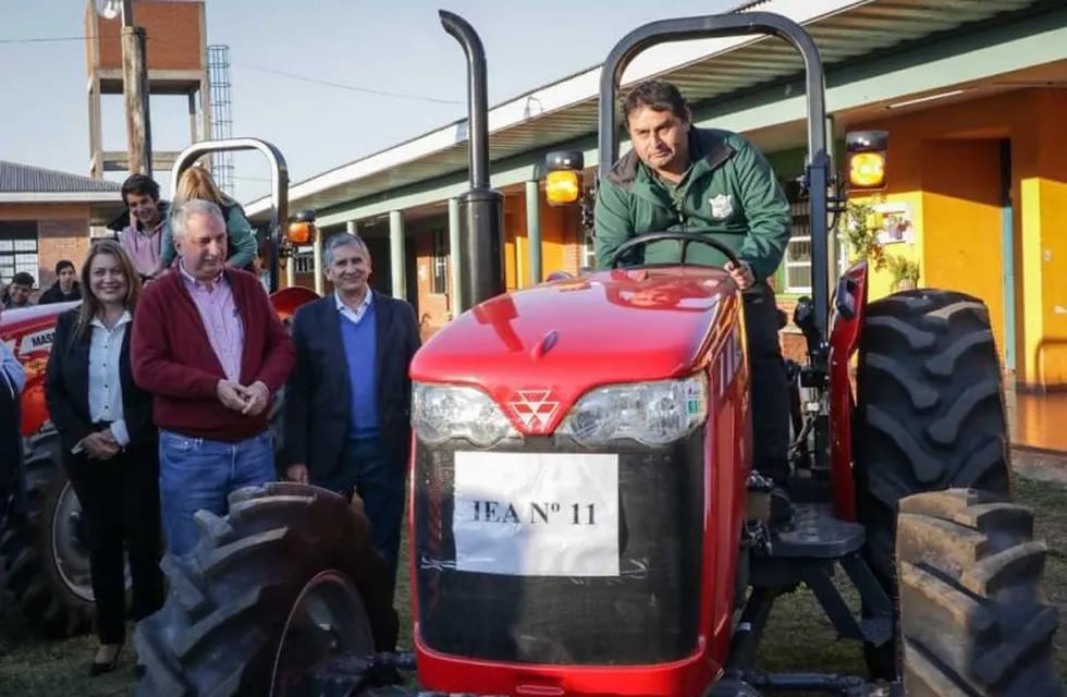 Passalacqua entregó tractores a escuelas IEA