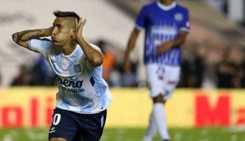 Ricardo Ceturión festejando un gol con Racing.