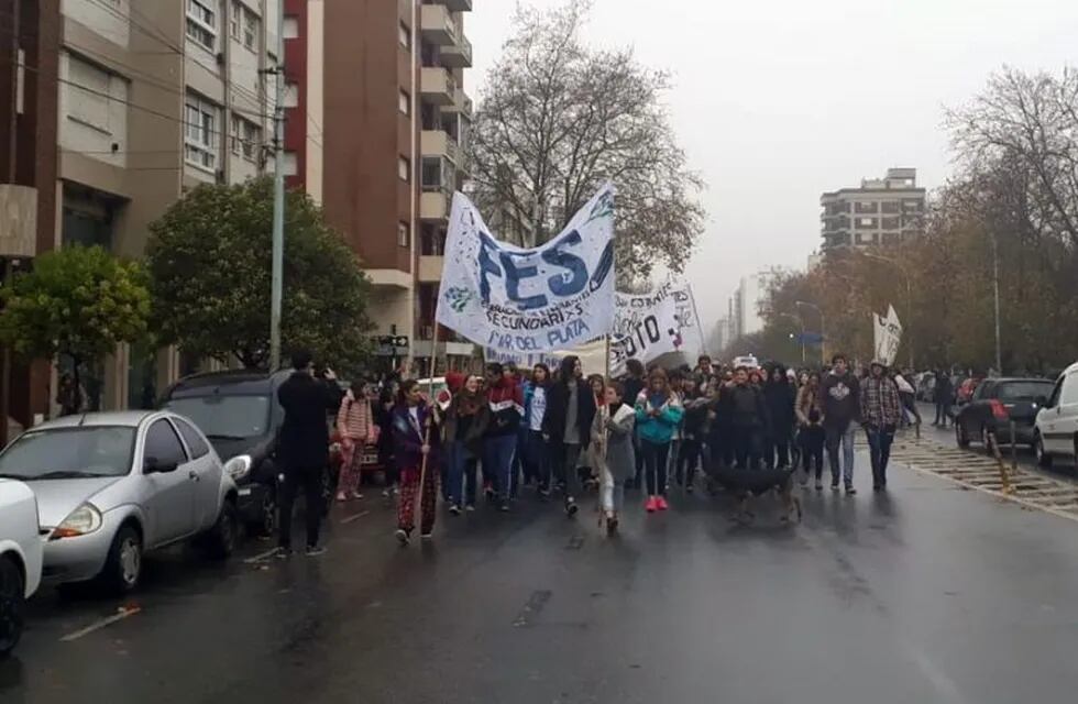 Estudiantes secundarios se movilizaron en Mar del Plata por la falta de gas en las escuelas