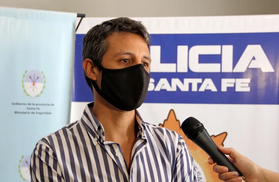 El coordinador de Seguridad Social, Facundo Bustos, dijo que pusieron "especial énfasis en el secuestro de armas de fuego". (Gobierno de Santa Fe)