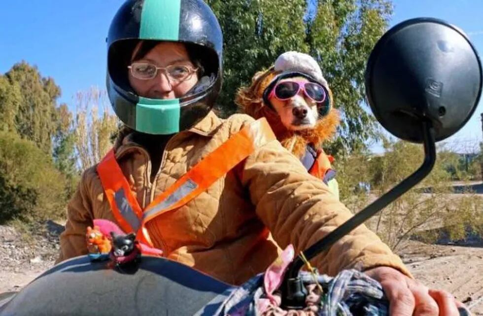 Valeria se hizo famosa por llevar a su perrita Renata en moto.