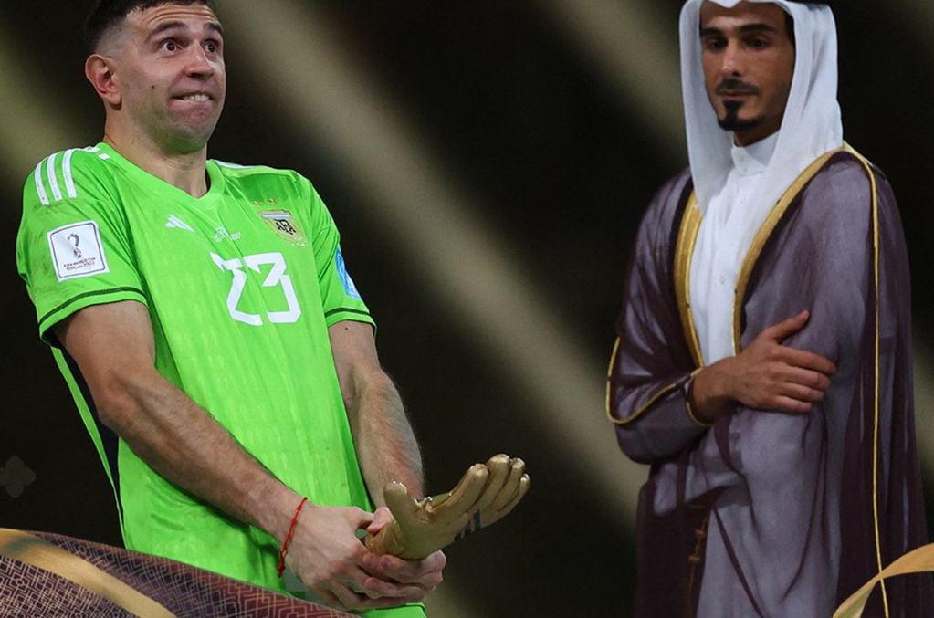 El arquero y su festejo tras recibir el trofeo al mejor arquero del Mundial en Qatar 2022. (Gentileza Fox Sports).