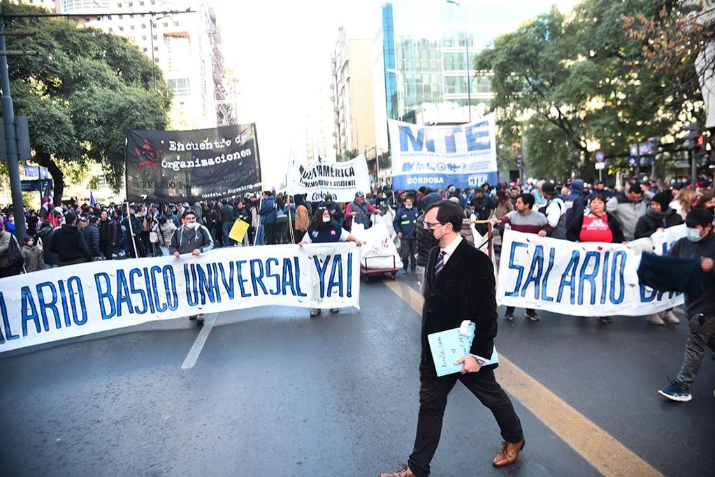 Organizaciones sociales se movilizan para pedir un salario básico universal. (Pedro Castillo / La Voz)