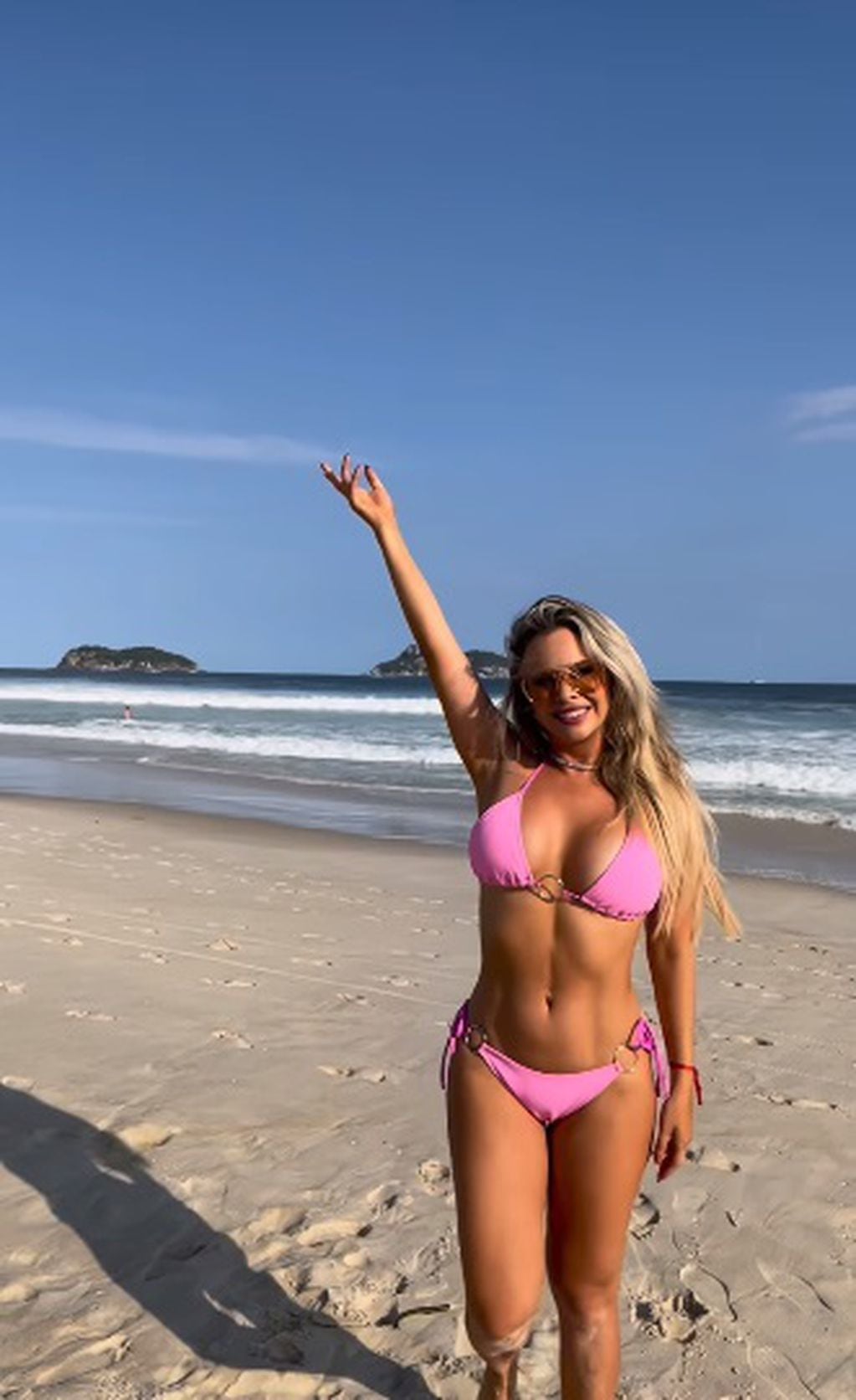 La panelista impactó con la bikini rosa que escogió para disfrutar de un día en la playa / Foto: Instagram
