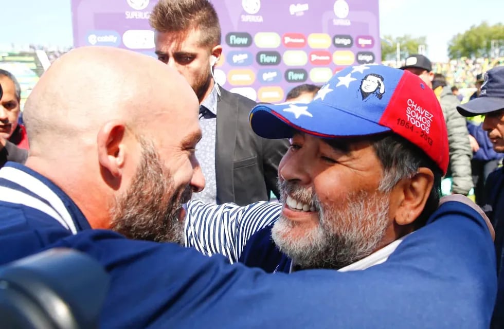 Sebastián Méndez y Diego Maradona. (Foto: TyC Sports)