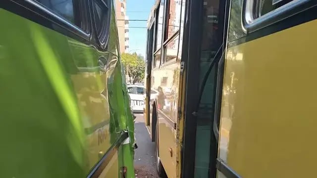 Choque entre dos colectivos urbanos dejó varios pasajeros lesionados en Posadas