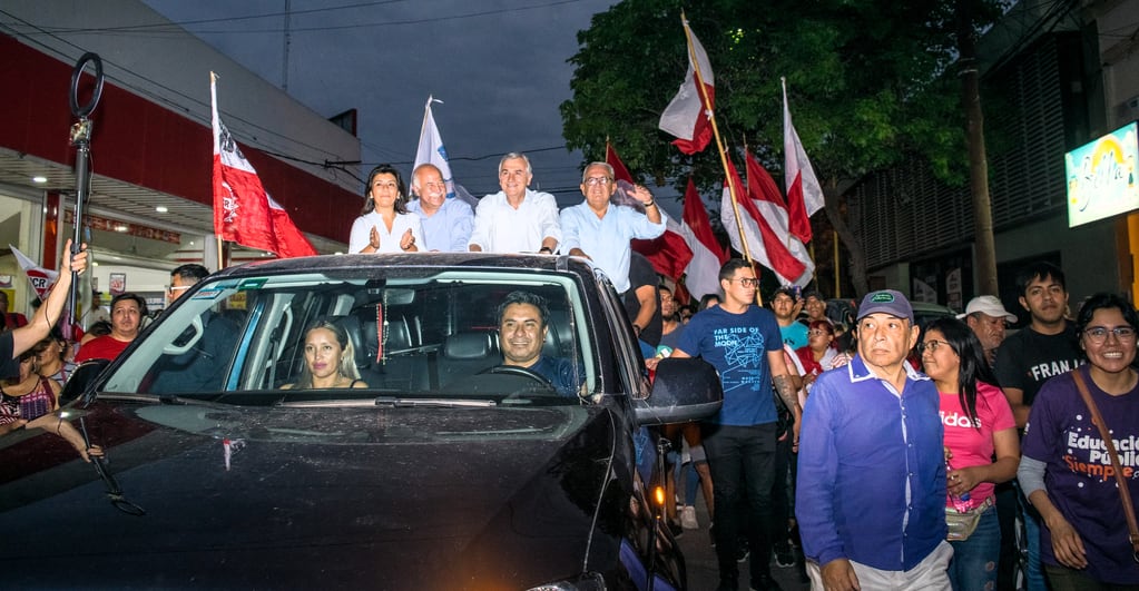 En la modalidad "camicaravana", el gobernador Gerardo Morales; los candidatos Mario Fiad, Jorge Rizzotti y Claudia Machaca, y el intendente Julio Bravo recorrieron San Pedro de Jujuy previo al acto de cierre de campaña.