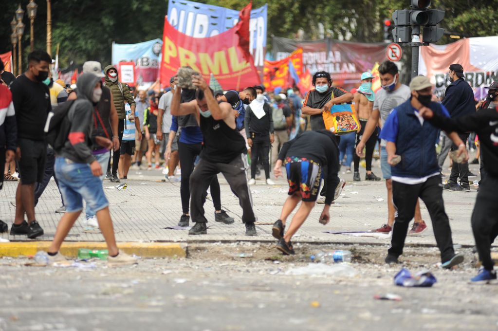Enfrentamientos entre policías y manifestantes frente al Congreso por el acuerdo con el FMI