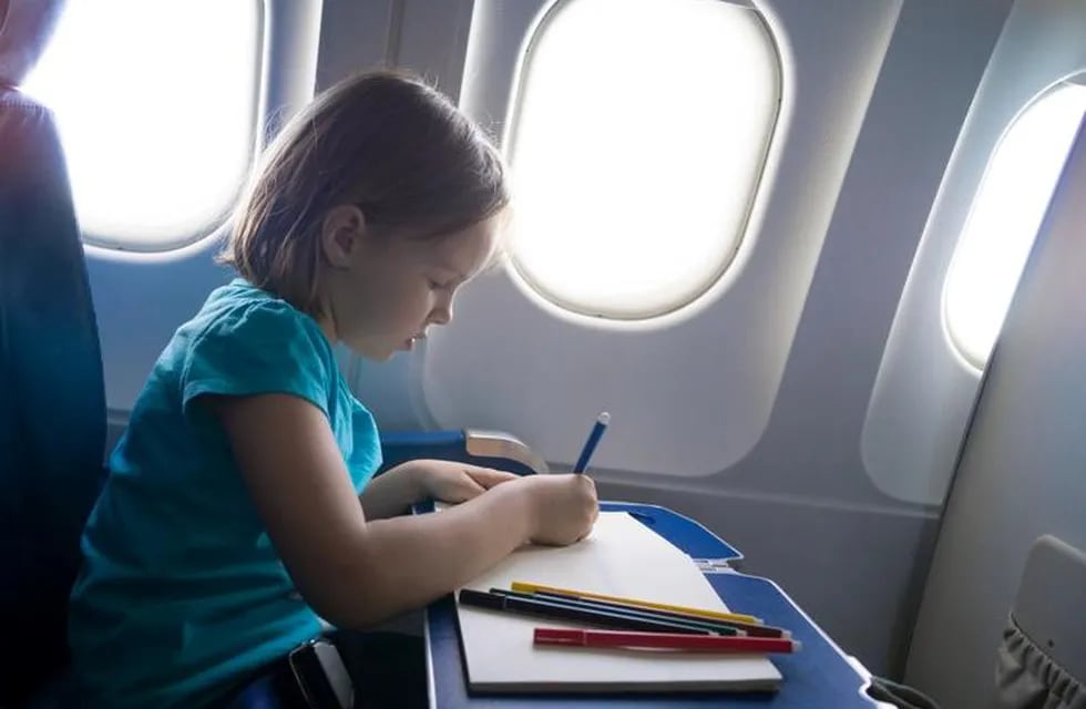 Viajar en avión con niños. (SHUTTERSTOCK)