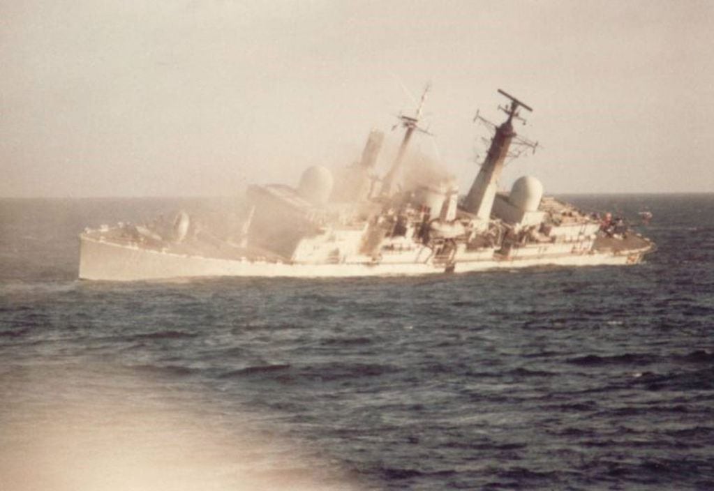 Destructor Tipo 42 HMS "Coventry" en proceso de hundimiento. Se hundió en menos de 20 minutos.