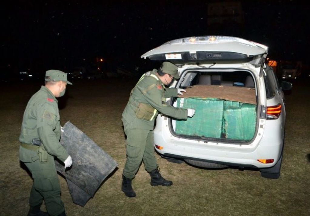Gendarmería Nacional encontró una camioneta con marihuana en la zona rural de Itatí.