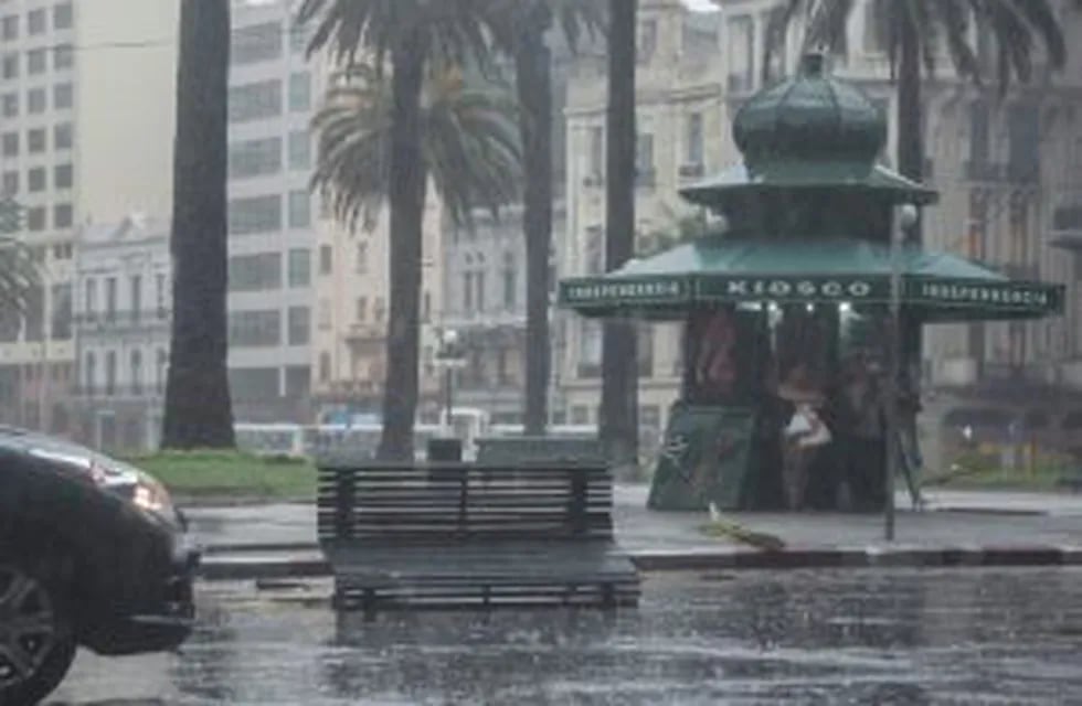 En Montevideo volaron bancos y la ciudad quedó arrasada. (AFP)