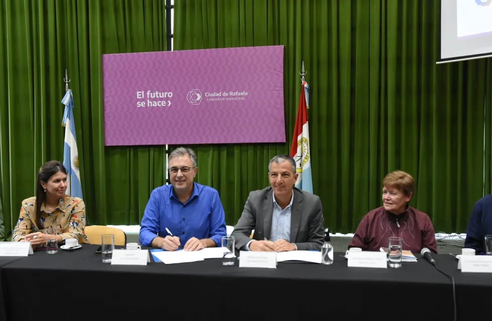 Firma del convenio con el Gobierno de la Provincia y la Universidad Nacional de Rafaela, para la implementación del programa Santa Fe Capacita en oficios digitales.
