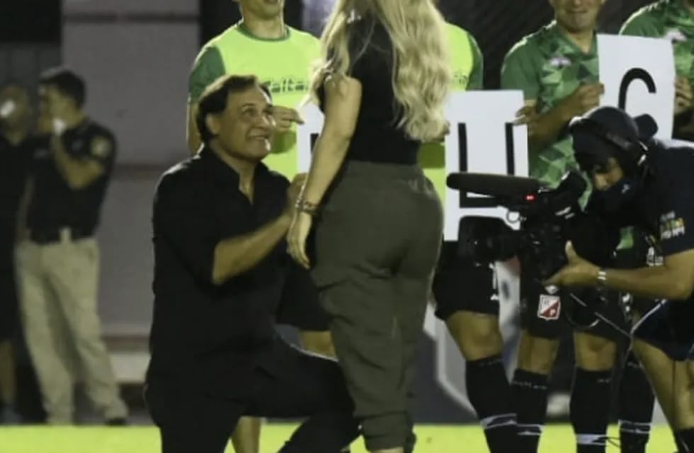 La propuesta de matrimonia de Celso Ayala en plena cancha de fútbol.