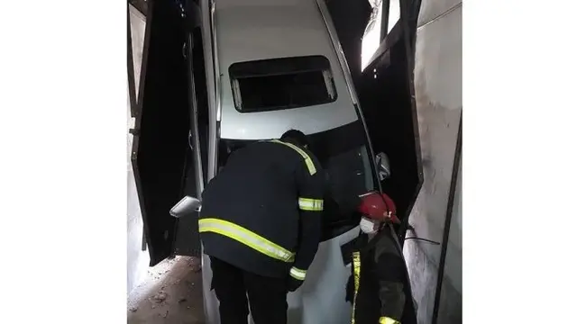 Un auto cayó por el hueco de un ascensor y sus ocupantes salieron ilesos