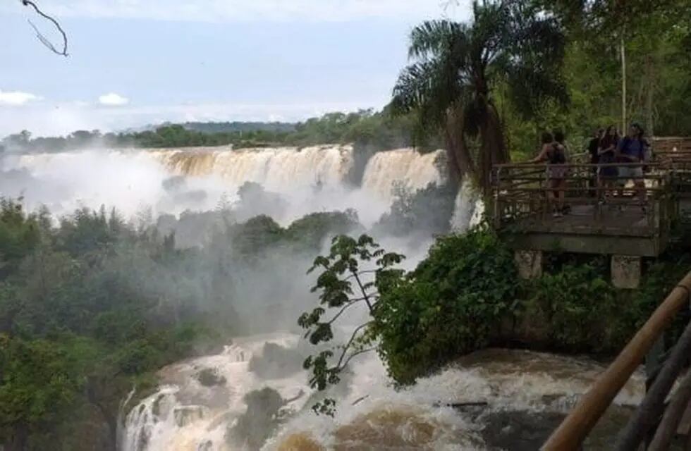 Las Cataratas del Iguazú deslumbran con un caudal extraordinario.