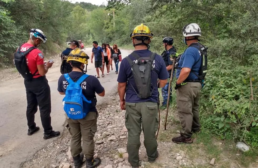 Continúa el operativo de búsqueda de Ivana Módica en La Falda. (Foto: Facebook / Bomberos Voluntarios Cosquín).