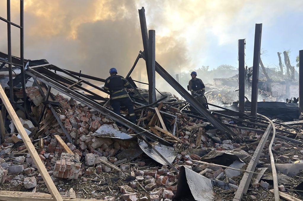 En esta imagen, distribuida por el Servicio de Emergencias de Ucrania, operarios trabajan en la extinción de un incendio tras una ataque ruso sobre la ciudad de Krivói Rog, en Ucrania, el 8 de septiembre de 2023. (Servicio de Emergencias de Ucrania vía AP)
