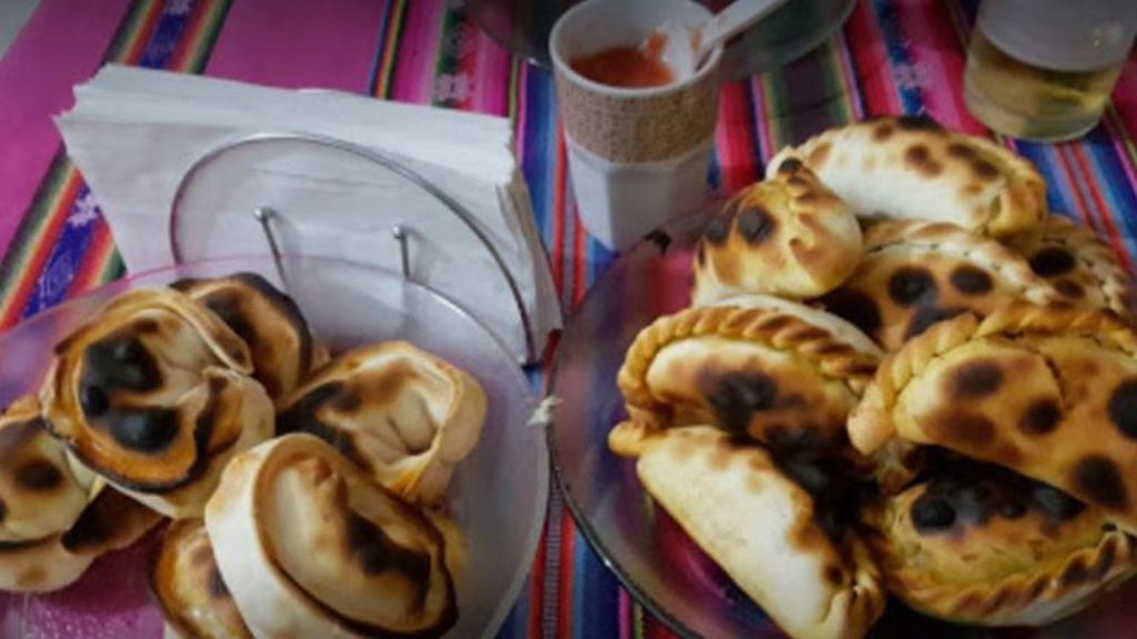 Las empanadas de El Churqui, con su mantel de aguayo. (Web)