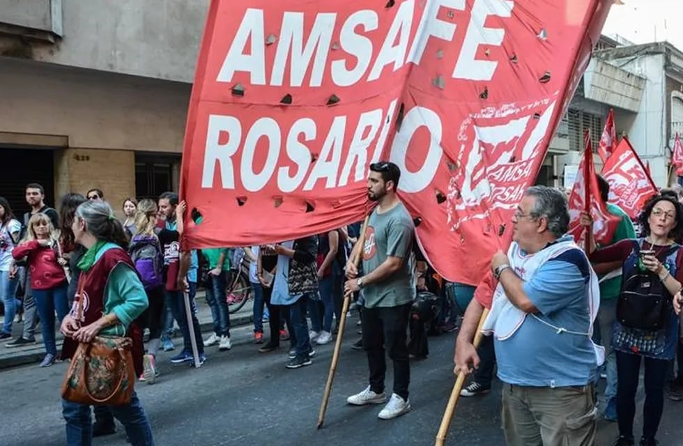 Amsafe Rosario vota las mociones tras el rechazo de la propuesta del gobierno. (Prensa Amsafe Rosario)