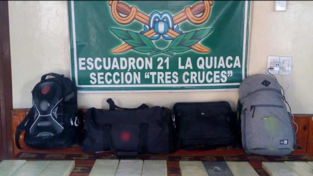 En mochilas y bolsos los ciudadanos bolivianos llevaban los doce kilos de cocaína que olfateó el can antinarcóticos "Tati", de la GNA.