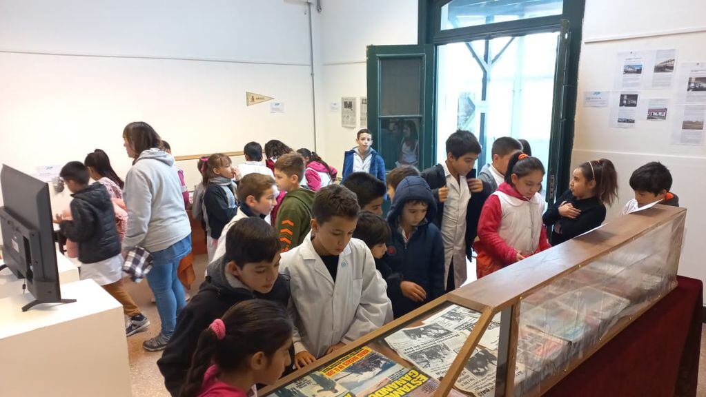 Escuelas de Tres Arroyos visitan la muestra “Malvinas es porque está”