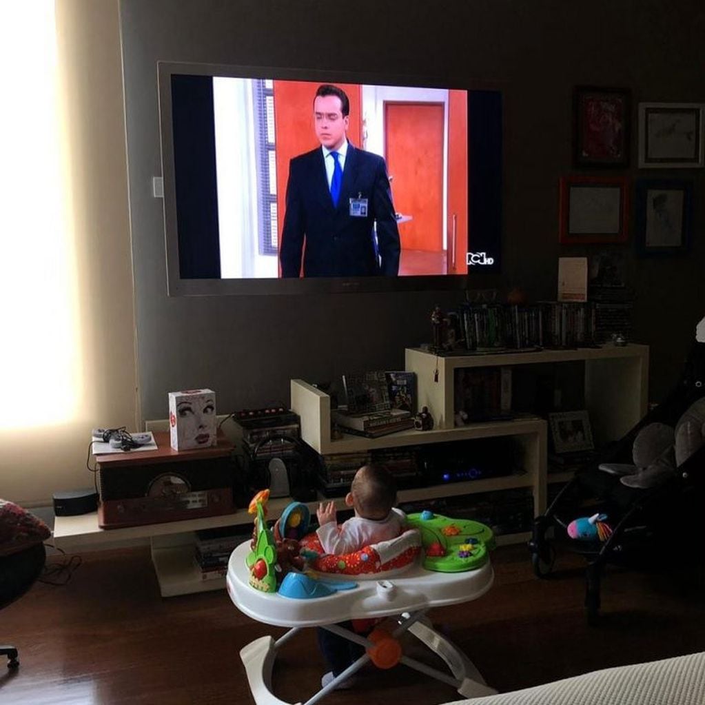 Jorge Enrique Abello contó en sus redes sociales que cuando su hijo Antonio se queda con la niñera en su casa ésta le pone en la tele alguna novela de su papá y él lo mira atento. (Foto: Instagram)