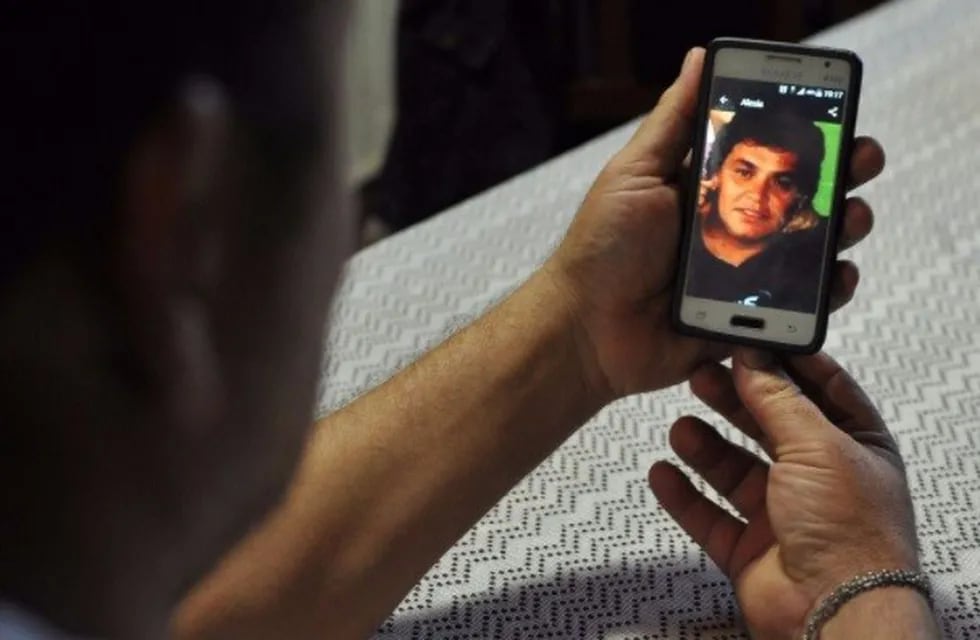 Marcelo, con la foto de su hermano Alejandro, muerto de una puñalada. Compartían el oficio de electricistas.