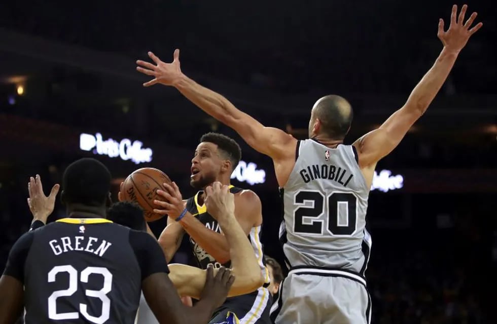 Los 13 puntos que encestó Manu Ginóbili no alcanzaron para evitar la derrota de los Spurs ante Golden State Warriors. AP Photo/Ben Margot