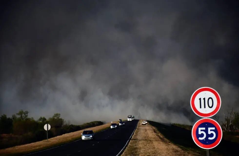El fuego y el humo de los incendios en las islas del Delta del río Paraná se propagaron cerca de la Ruta Nacional 174, el camino del puente Rosario-Victoria.