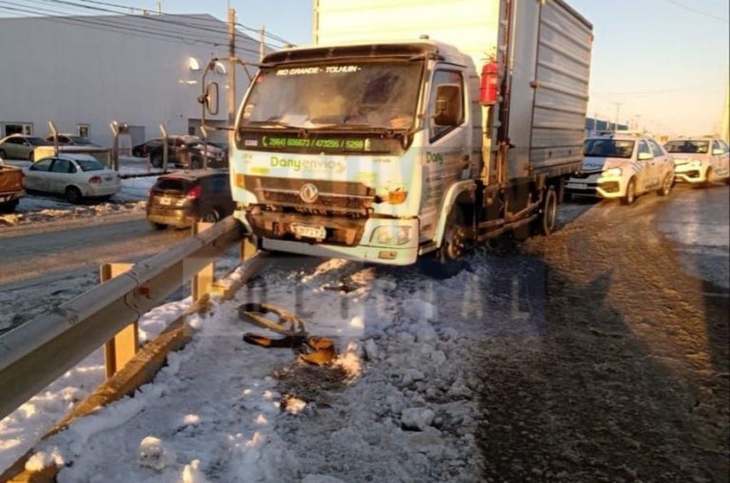 Despistó un camión por el hielo de la calzada (Foto: Resumen Policial)