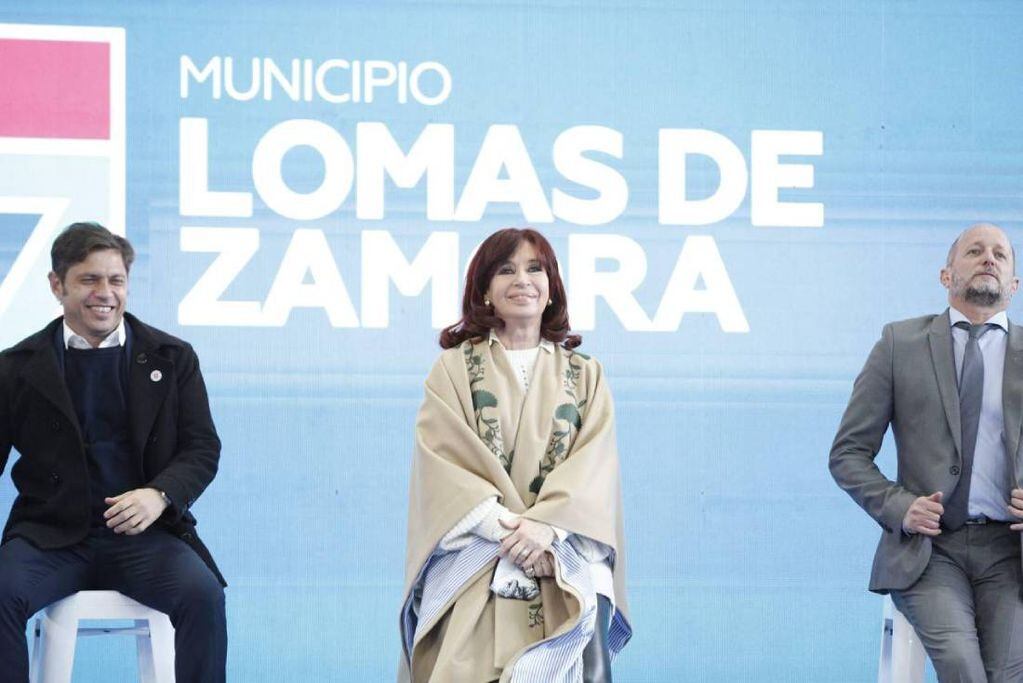 La vicepresidenta Cristina Fernández de Kirchner junto al gobernador de Buenos Aires, Axel Kicillof, y el intendente de Lomas de Zamora, Martín Insaurralde.