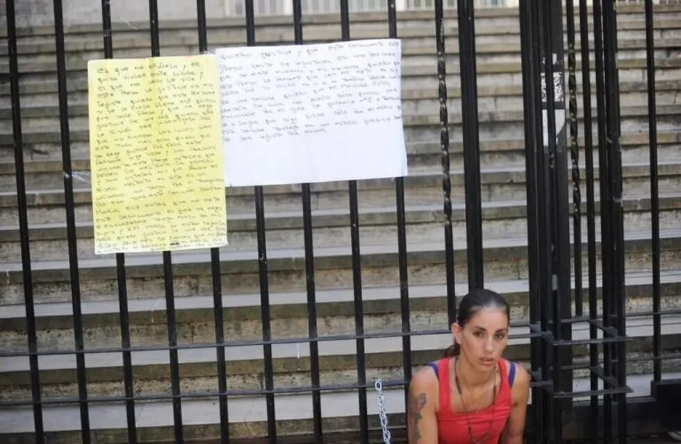 Una mujer se encadenó en La Plata para que la Justicia libere a su marido