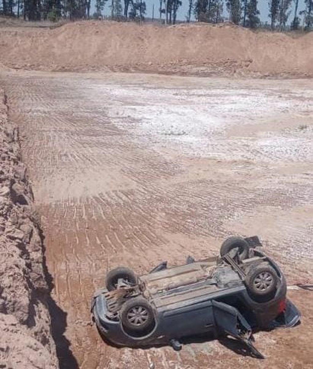 Una Renault Sandero cayó a la cava de una empresa de hormigón. Falleció el conductor.