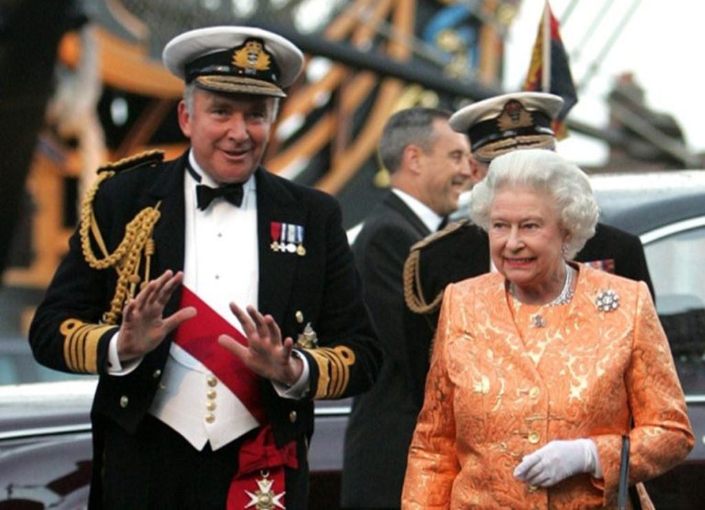 Lord Alan West con la Reina de Inglaterra en conversación, luego de una gira por medio oriente.