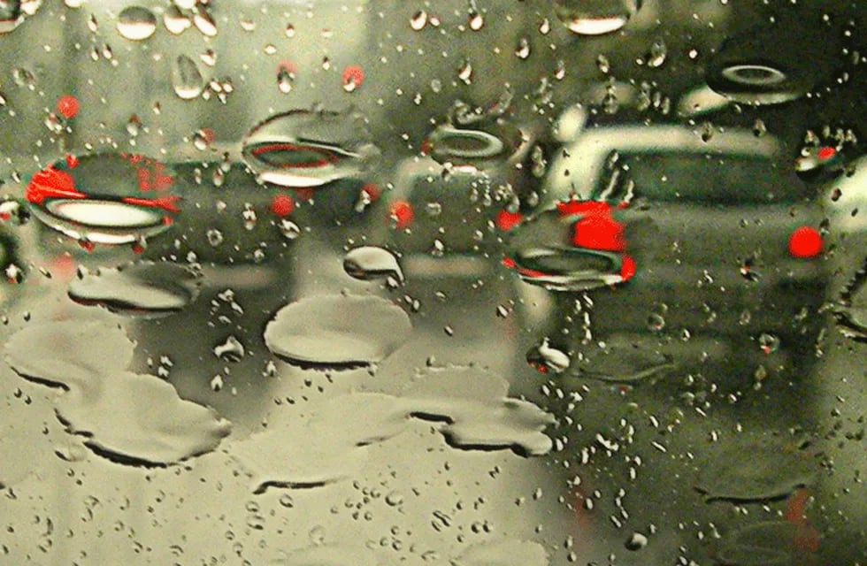 Se recomienda encerar el auto con frecuencia y siempre secar los restos de agua de lluvia que queden en tu auto luego de las tormentas. (Foto Mundo Maipú)