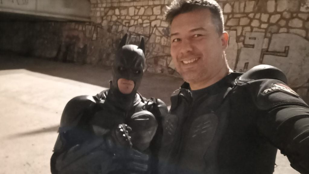 Luciano junto a The Batman Córdoba, en la filmación de un corto.
