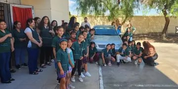 Alumnos de una escuela albergue de San Juan recibieron un auto para poder trasladarse hasta los puestos de cabra.