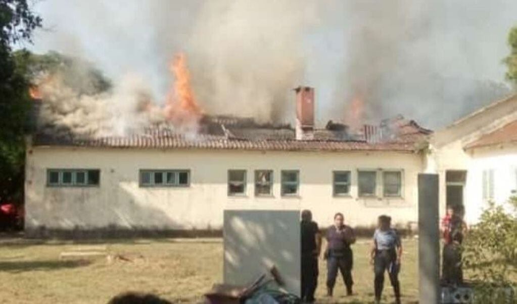 Escuela completamente quemada en Empedrado.
