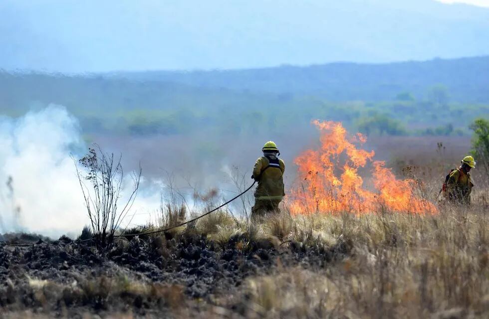 Imagen ilustrativa. Bomberos combatiendo un incendio cerca de Villa Carlos Paz.