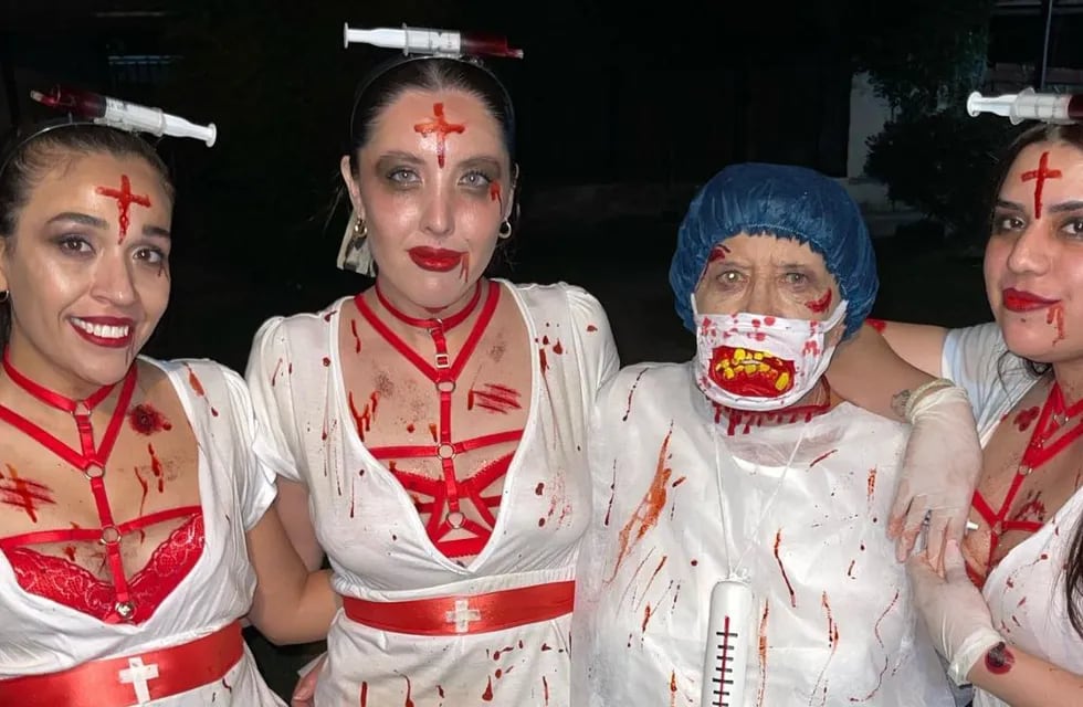 La abuela "Charo" disfrazada en la fiesta de Halloween con su nieta y sus amigas.