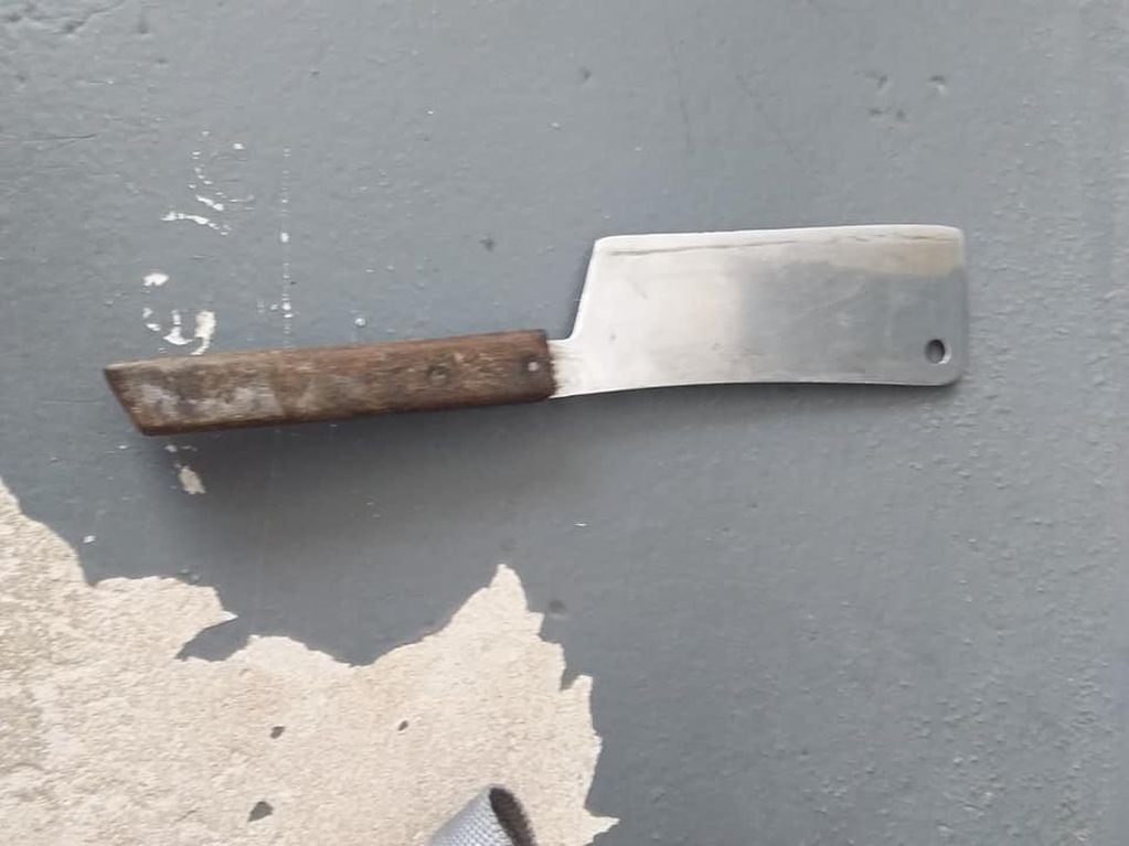 Cuchillo que uso el delincuente detenido en Alvear por empleados de la cooperativa eléctrica Cecsagal.